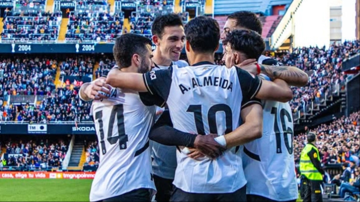 Javi Guerra no tiene claro renovar con el Valencia / Marca
